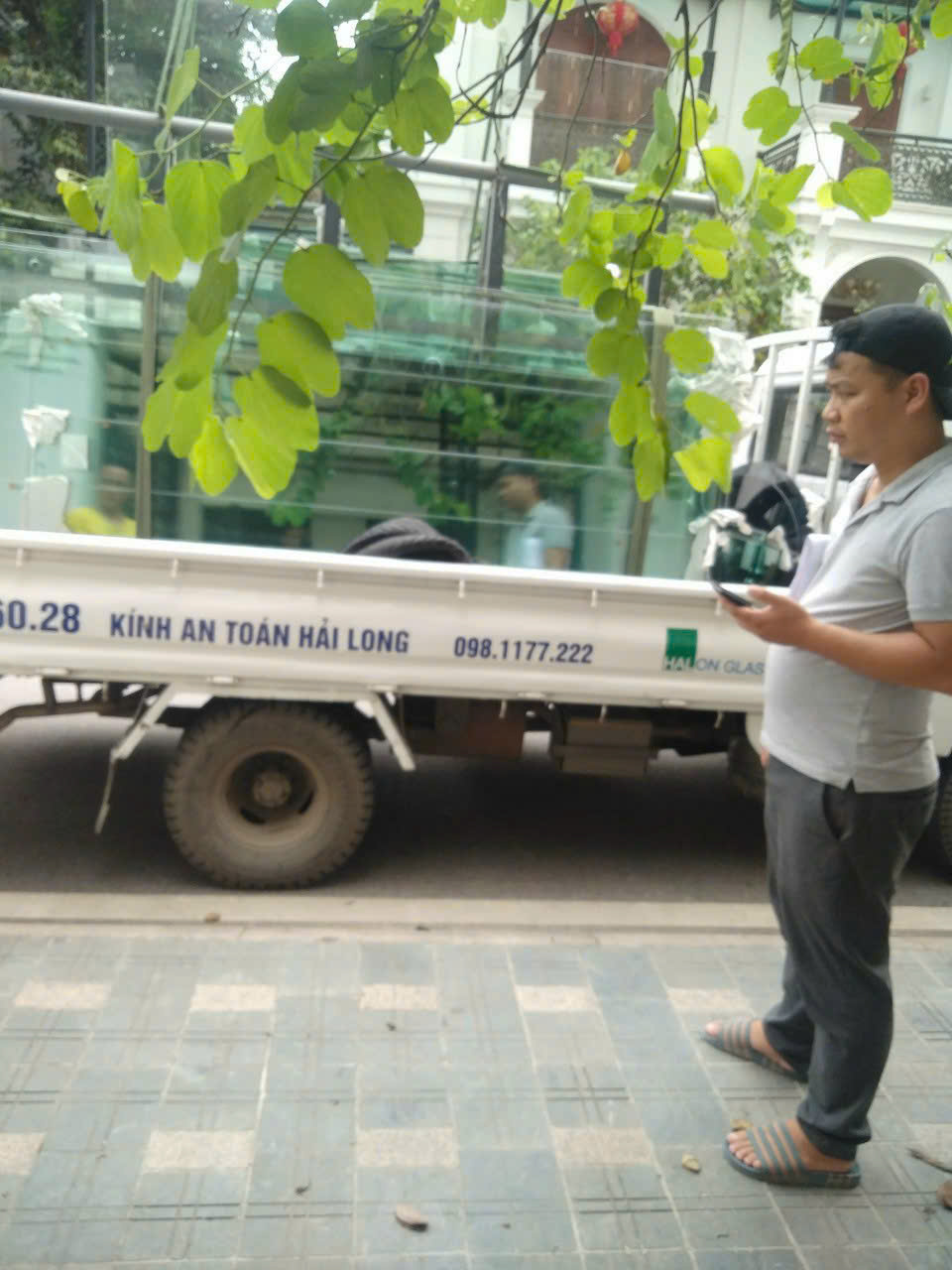 Kính được chở trên xe và kiểm tra tại điểm giao hàng